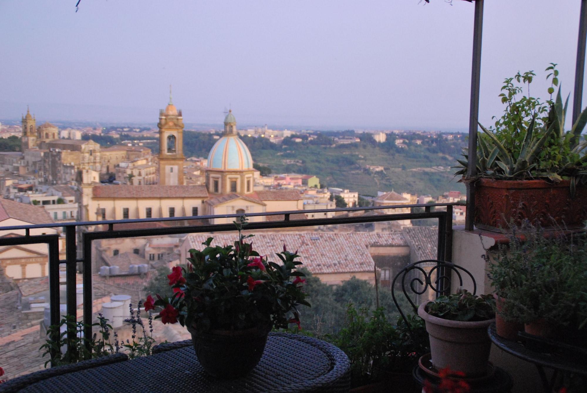 Casa Tipica Siciliana Patronale Home Bedandbreakfast Tremetrisoprailcielo Camere Con Vista, Colazione Interna In Terrazzo Panoramico 칼타기론 외부 사진