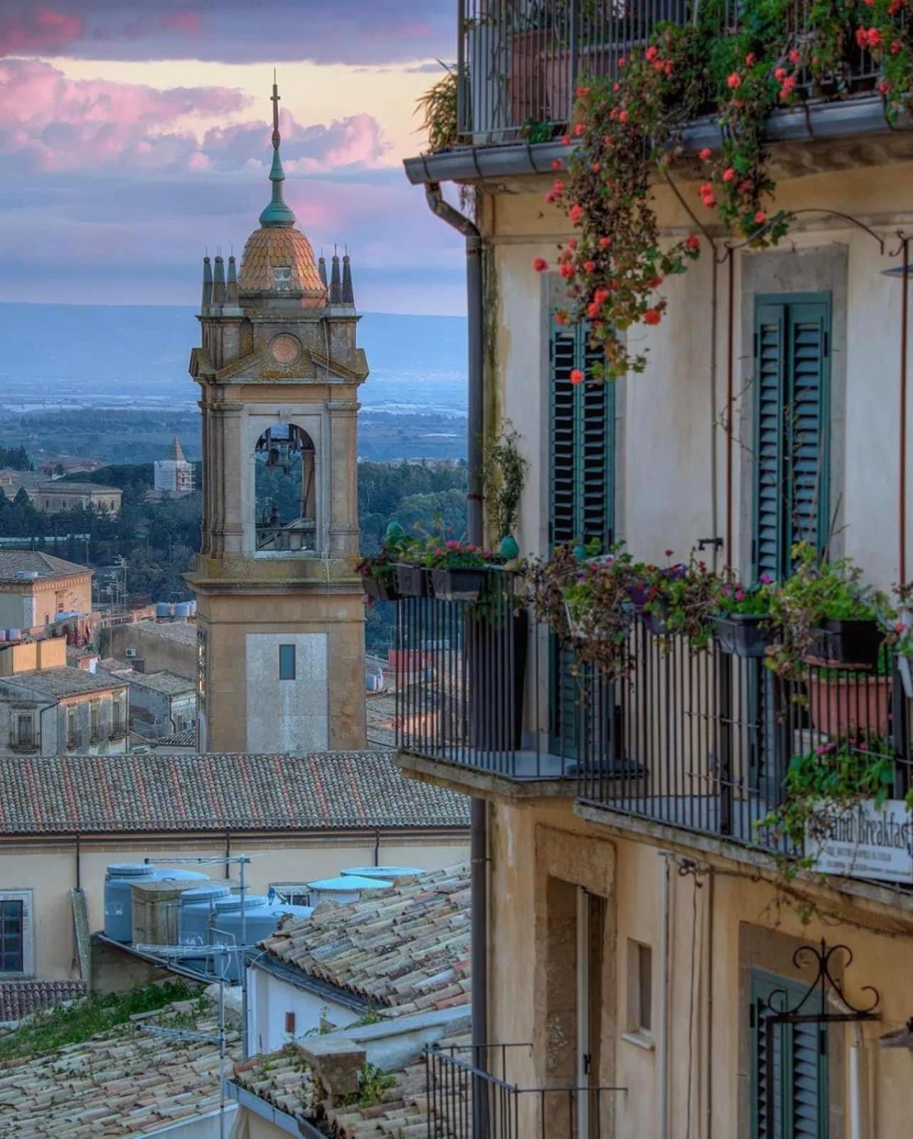 Casa Tipica Siciliana Patronale Home Bedandbreakfast Tremetrisoprailcielo Camere Con Vista, Colazione Interna In Terrazzo Panoramico 칼타기론 외부 사진