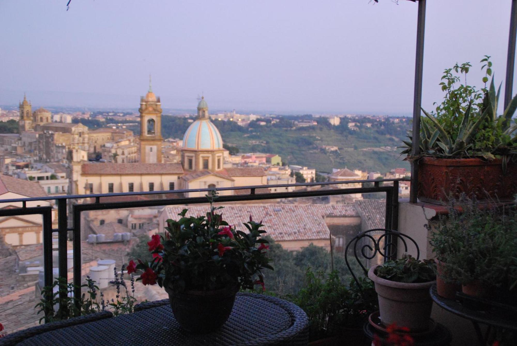 Casa Tipica Siciliana Patronale Home Bedandbreakfast Tremetrisoprailcielo Camere Con Vista, Colazione Interna In Terrazzo Panoramico 칼타기론 외부 사진