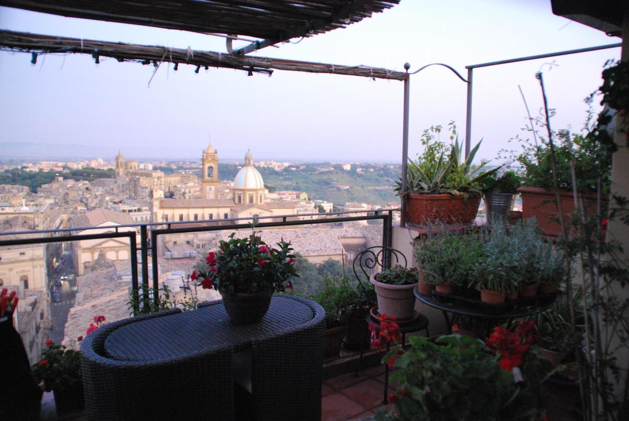 Casa Tipica Siciliana Patronale Home Bedandbreakfast Tremetrisoprailcielo Camere Con Vista, Colazione Interna In Terrazzo Panoramico 칼타기론 외부 사진