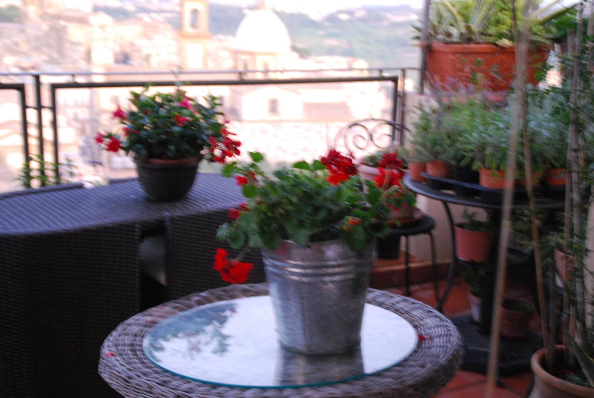 Casa Tipica Siciliana Patronale Home Bedandbreakfast Tremetrisoprailcielo Camere Con Vista, Colazione Interna In Terrazzo Panoramico 칼타기론 외부 사진