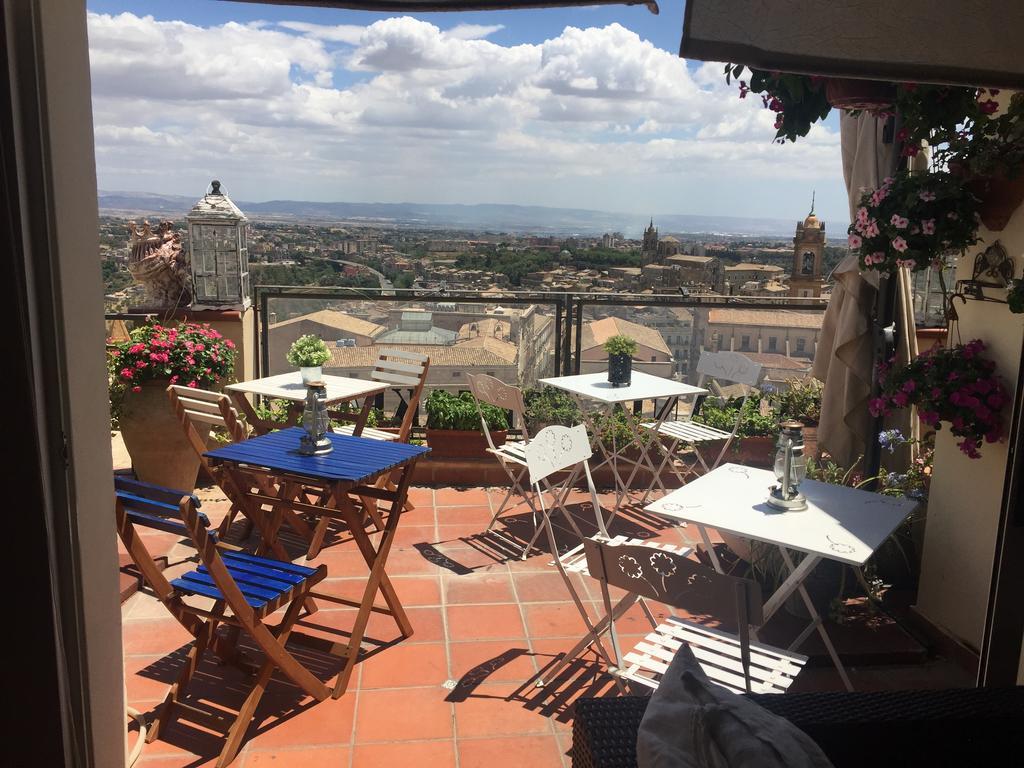 Casa Tipica Siciliana Patronale Home Bedandbreakfast Tremetrisoprailcielo Camere Con Vista, Colazione Interna In Terrazzo Panoramico 칼타기론 외부 사진