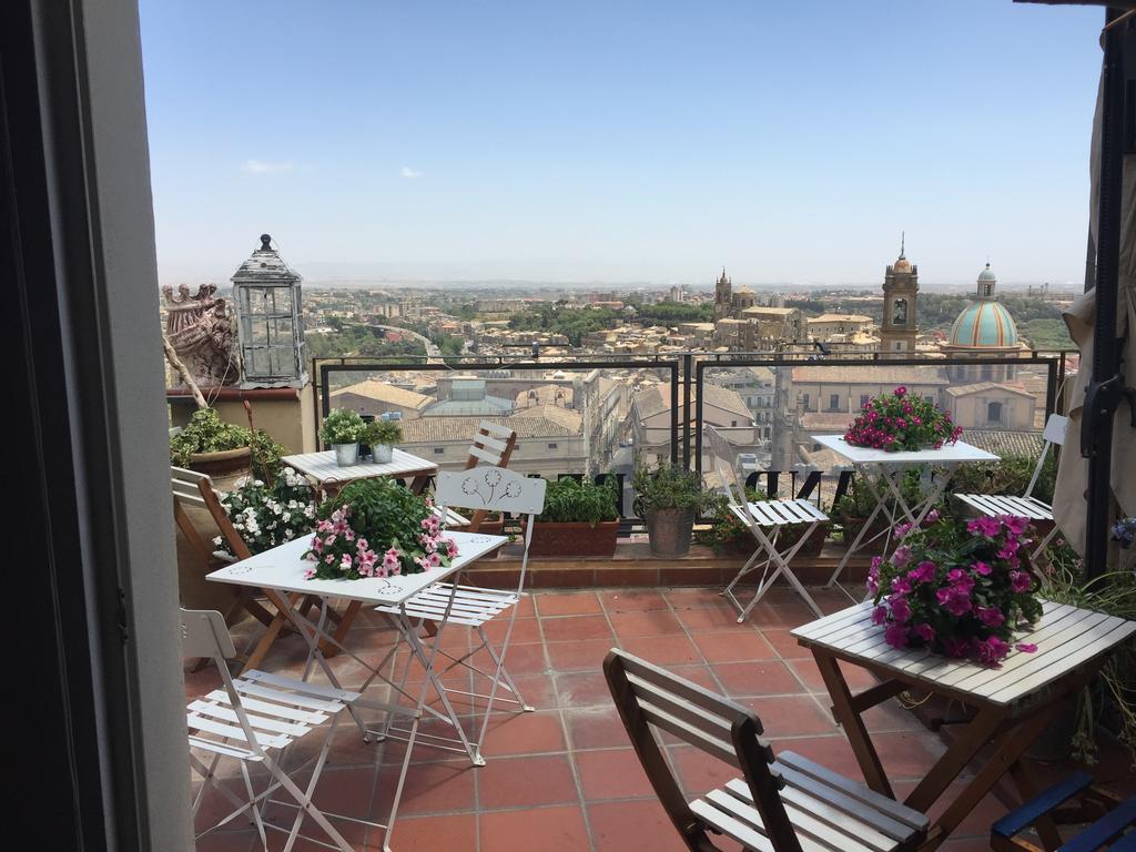 Casa Tipica Siciliana Patronale Home Bedandbreakfast Tremetrisoprailcielo Camere Con Vista, Colazione Interna In Terrazzo Panoramico 칼타기론 외부 사진