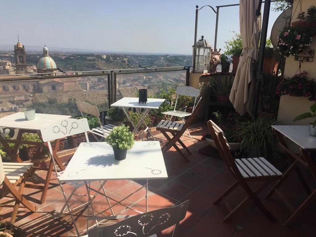Casa Tipica Siciliana Patronale Home Bedandbreakfast Tremetrisoprailcielo Camere Con Vista, Colazione Interna In Terrazzo Panoramico 칼타기론 외부 사진