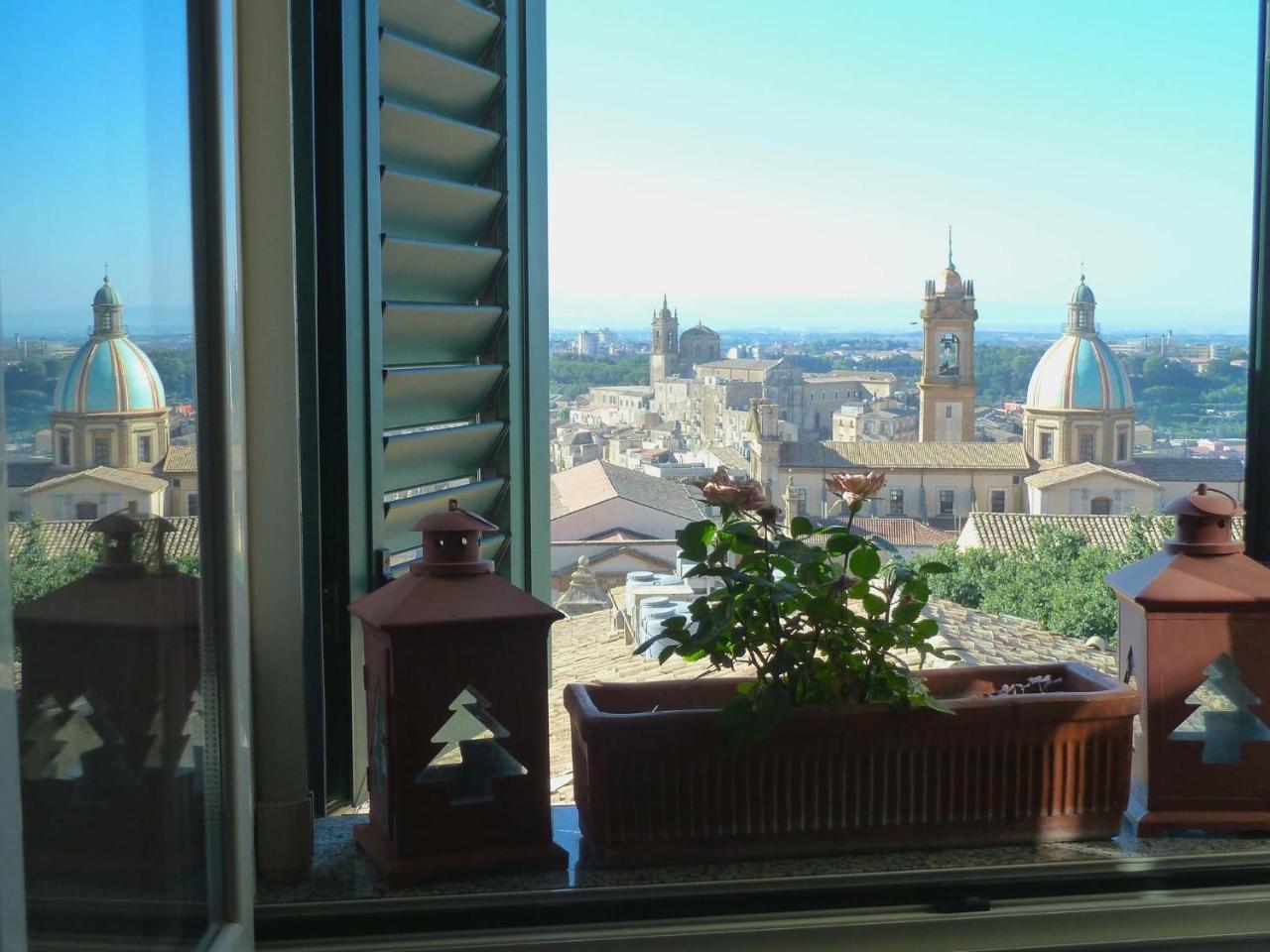 Casa Tipica Siciliana Patronale Home Bedandbreakfast Tremetrisoprailcielo Camere Con Vista, Colazione Interna In Terrazzo Panoramico 칼타기론 외부 사진