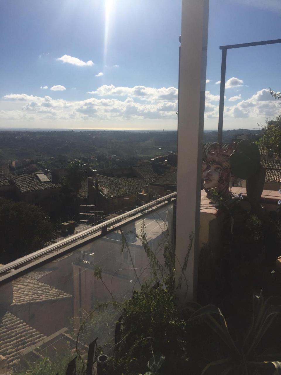 Casa Tipica Siciliana Patronale Home Bedandbreakfast Tremetrisoprailcielo Camere Con Vista, Colazione Interna In Terrazzo Panoramico 칼타기론 외부 사진