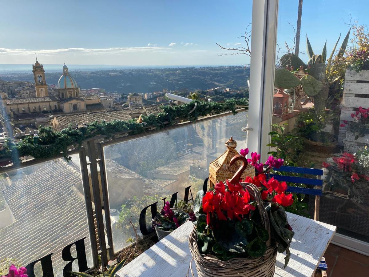 Casa Tipica Siciliana Patronale Home Bedandbreakfast Tremetrisoprailcielo Camere Con Vista, Colazione Interna In Terrazzo Panoramico 칼타기론 외부 사진