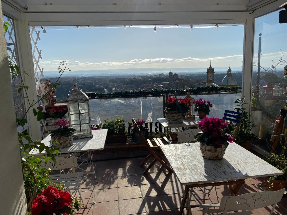 Casa Tipica Siciliana Patronale Home Bedandbreakfast Tremetrisoprailcielo Camere Con Vista, Colazione Interna In Terrazzo Panoramico 칼타기론 외부 사진